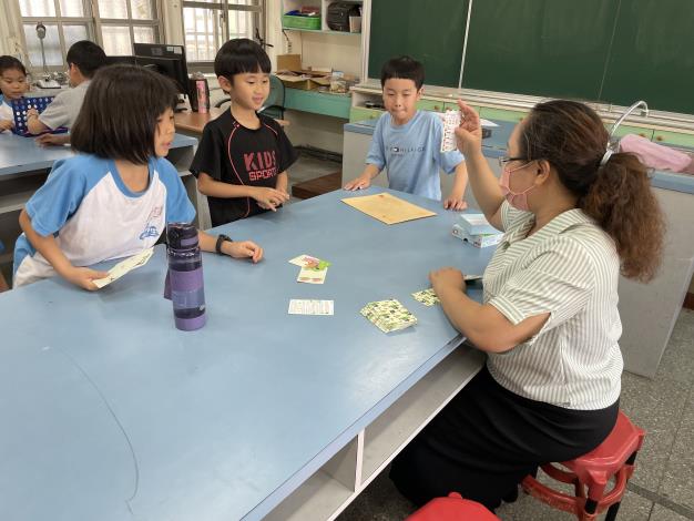 教師與學生進行桌遊比賽