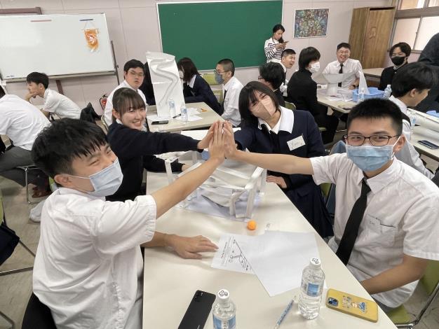 臺日兩校學生一起進行科學探究與實作活動.JPG