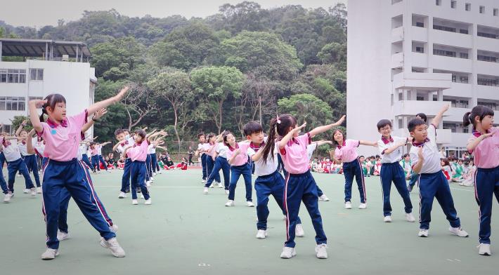 泰北國際雙語學校國小部學生帶來俏皮可愛的健康操表演.JPG