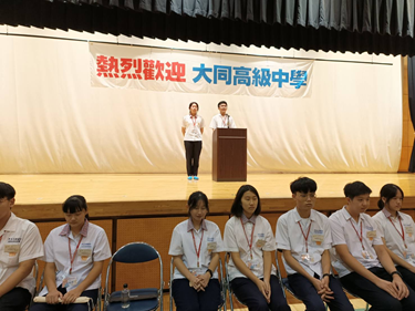 大同學生代表以日英雙語致感謝詞