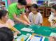結合多元智慧理論，海外青年志工示範如何用紙黏土捏出海洋生物讓其他學生猜測。