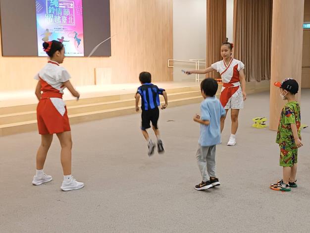 臺北市113年青少年民訪團第4場海外巡迴公演到訪新加坡傳遞文化精髓，展現青春活力 (1)