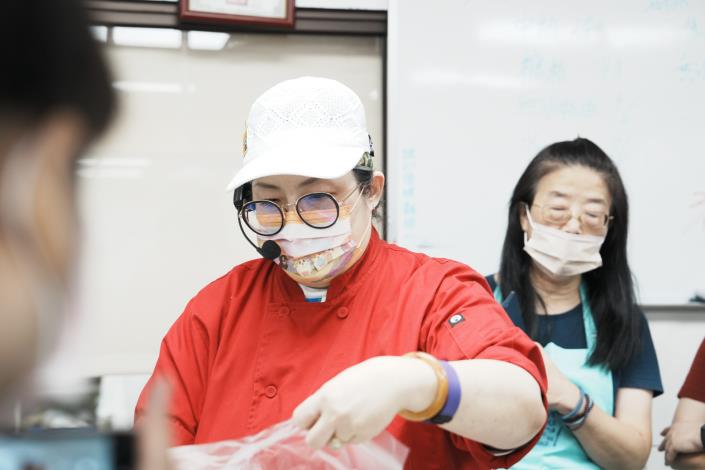 上課幽默風趣的烘焙專家李靜沂老師.JPG