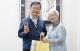 湯志民局長與退休教師王州美老師合影