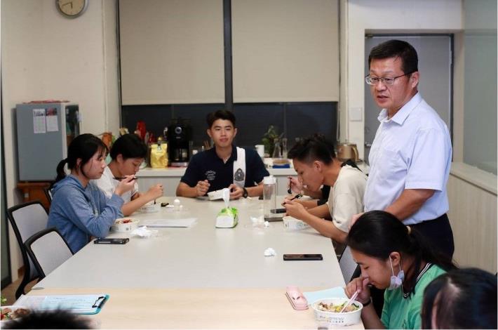 陳澤民校長陪同國防大學政治作戰學院的大學生和接受家教學生用餐、鼓勵向學