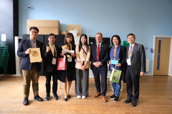 Richard Challoner School校長歡迎本市高國中校長、主任