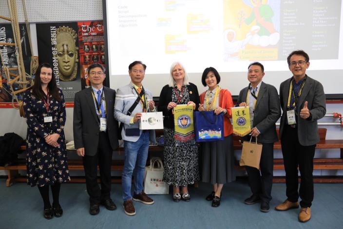 Claygate Primary School校長與本市國小校長合影