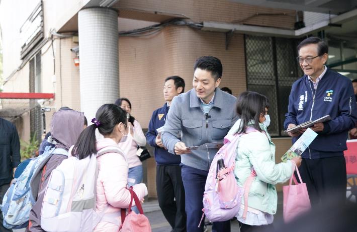 迎接開學新氣象，市長與局長開箱銘傳國小火車造型共融式遊戲場 (3).JPG