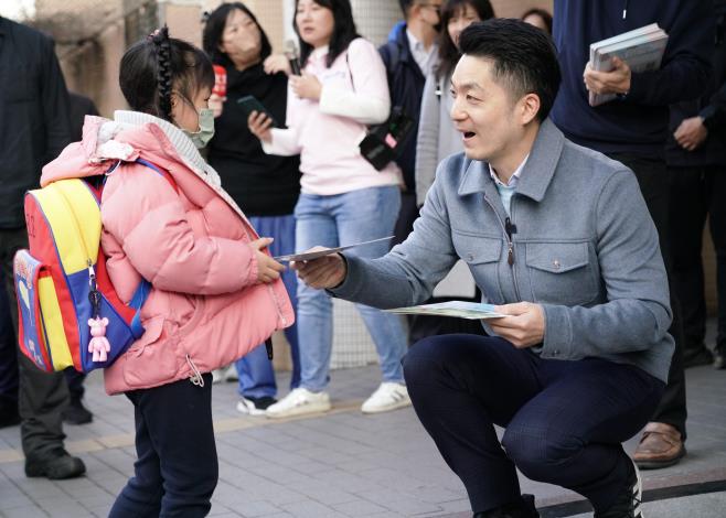 迎接開學新氣象，市長與局長開箱銘傳國小火車造型共融式遊戲場 (2).JPG