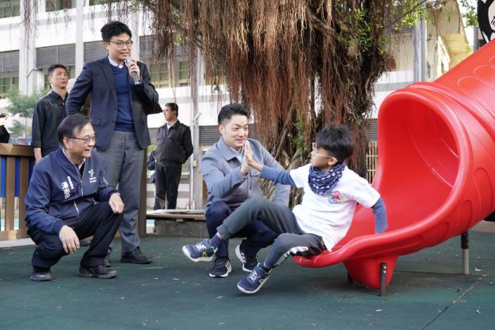 迎接開學新氣象，市長與局長開箱銘傳國小火車造型共融式遊戲場 (5).JPG