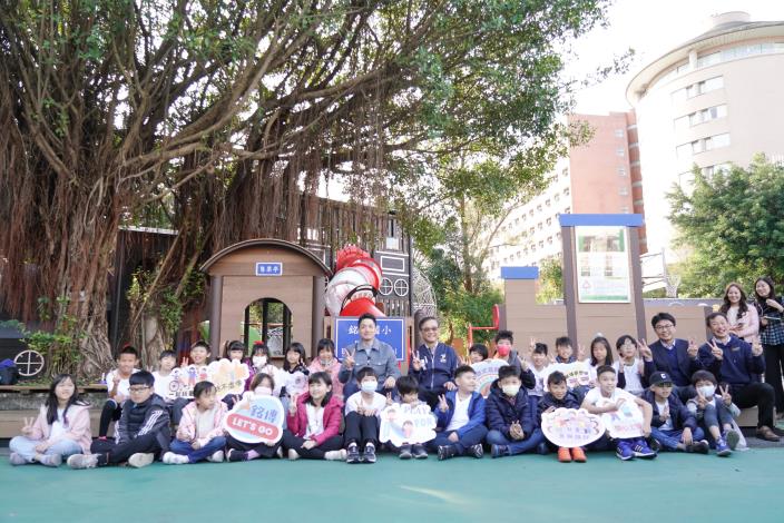 迎接開學新氣象，市長與局長開箱銘傳國小火車造型共融式遊戲場 (4).JPG