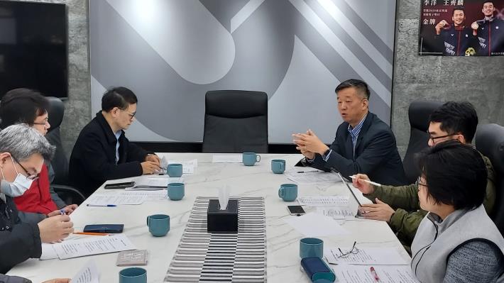 附件5__大理高中楊廣銓校長(右三)說明各項課程亮點和未來著力點