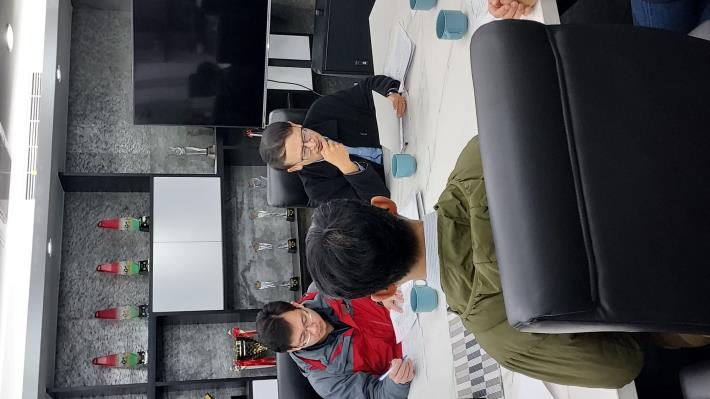 附件4__市立大羅義興副校長(右)認真檢視各項課程並思考未來方向