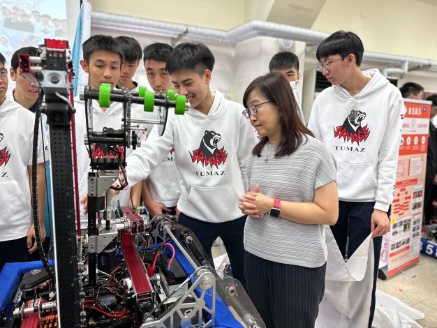 北市7校角逐國際機器人賽事，教育局278萬元培育機器人未來人才，建中大方分享自製情蒐app供各隊下載！ (7)