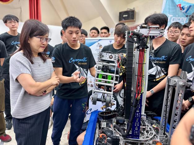 北市7校角逐國際機器人賽事，教育局278萬元培育機器人未來人才，建中大方分享自製情蒐app供各隊下載！ (5)