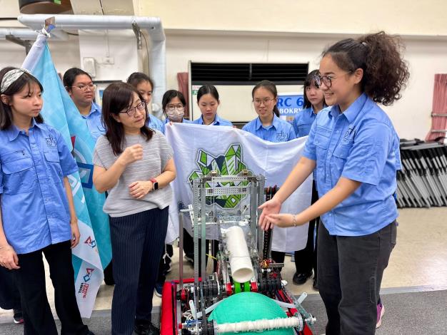 北市7校角逐國際機器人賽事，教育局278萬元培育機器人未來人才，建中大方分享自製情蒐app供各隊下載！ (4)