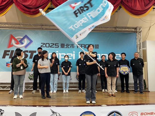 北市7校角逐國際機器人賽事，教育局278萬元培育機器人未來人才，建中大方分享自製情蒐app供各隊下載！ (2)