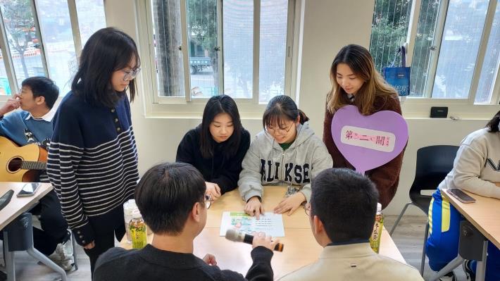 附件5__本校高三國際戰隊向兩位大哥哥進行詩詞考驗