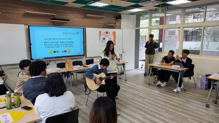 附件2__本校吉他社即席演奏頗受好評