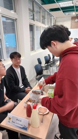附件4__本校學子享用兩位大哥哥準備的韓、菲美食