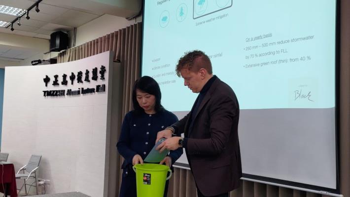 瑞典景觀設計專家約翰·布洛克(John Block)和中正高中江惠真校長聯手示範土壤保水的關鍵