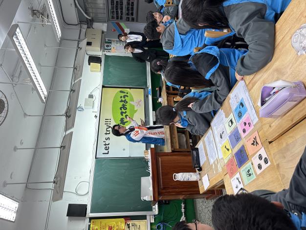 千葉大學師資生入班進行日本文化課程花札(互動紙牌)教學。.JPG