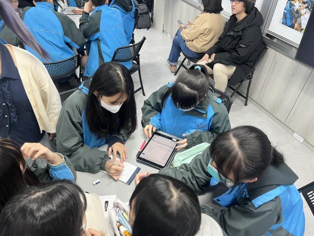 仁愛國中學生在新世代學習空間分組學習，輪流以英語分享心得。