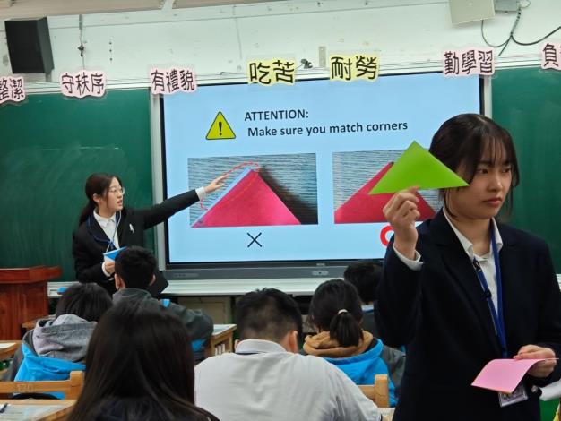 千葉大學師資生入班進行日本文化課程摺紙體驗教學。