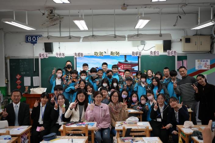 同學們認為臺日交流課程很歡愉，練習英語口說很厲害，日本大學生跨國上課很有勇氣，