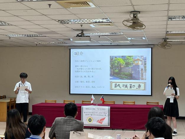 成淵學生以日文介紹校園生活
