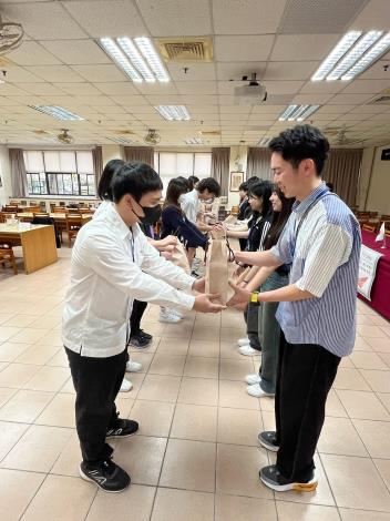 學生交換禮物