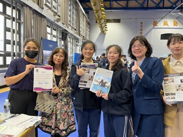 泰北國際雙語學校辦理「大學升學博覽會」，學子熱烈響應，校長親頒感謝狀予國內外大學代表。