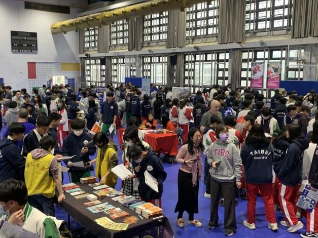 泰北國際雙語學校辦理「大學升學博覽會」，學子參與踴躍。