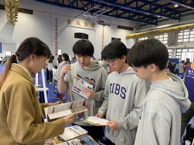 泰北國際雙語學校辦理國內外「大學升學博覽會」，學子積極提問，專注聆聽。