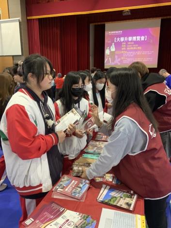 泰北國際雙語學校辦理國內外「大學升學博覽會」，學子積極提問，專注聆聽，熱烈響應。