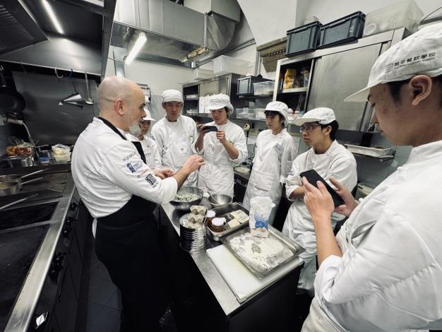 別於一般教育旅行，開平餐飲國際部海外見學使學生至餐旅名校精進專業技能及文化體驗，創造深度學習體驗。