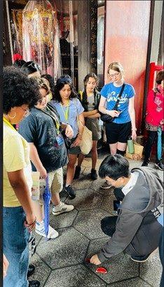 美國Catlin Gabel School同學學習參拜文化及禮儀1