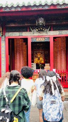 美國Catlin Gabel School同學學習參拜文化及禮儀2