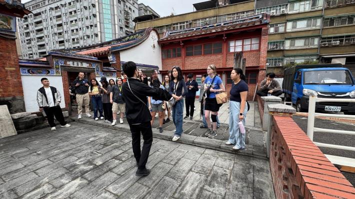 成功高中學生以英語導覽介紹學校創始地-清水祖師廟