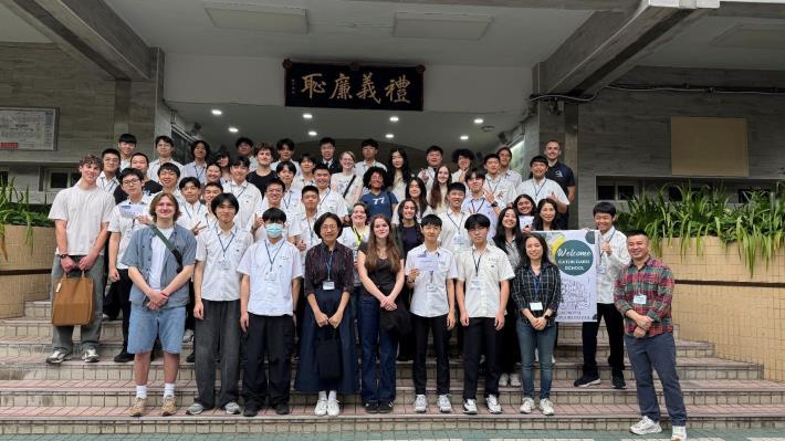 成功高中團隊於學校門口歡迎美國波特蘭Catlin Gabel School師生蒞臨