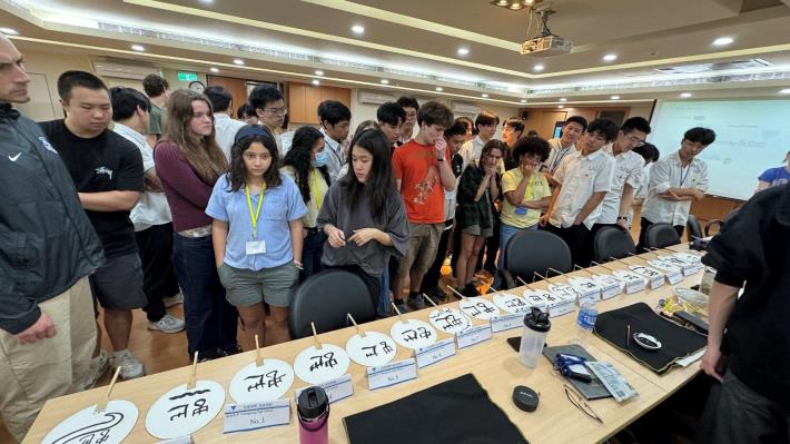 美國Catlin Gabel School師生學習書法隸書之美