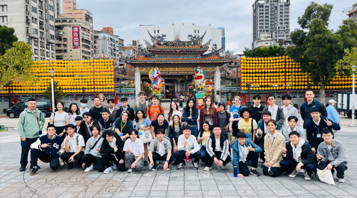 成功高中學生以英語進行城市導覽- 龍山寺