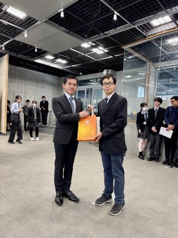 日本東京都立科學技術高校校長佐藤正吾(左)與麗山高中教師李荐軒(右)合影留念.JPG