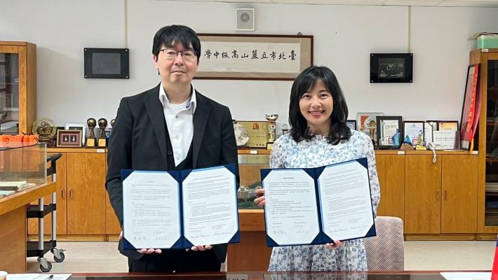 麗山高中陳汶靖校長(右)與日本東京都立科學技術高校研究部主任大內健司(左)共同簽署姊妹校合約
