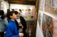 學生專注欣賞展出作品