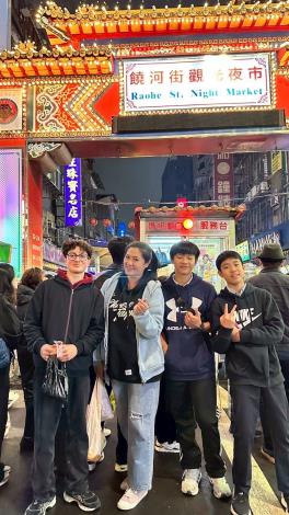 法生Homestay逛夜市