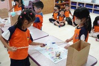 幼兒運用自製資源夾具，合作完成任務，模擬打造永續臺灣2