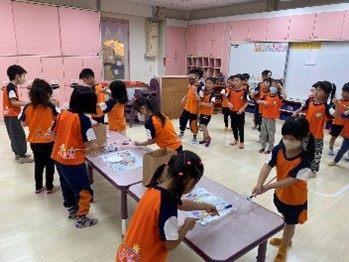 幼兒運用自製資源夾具，合作完成任務，模擬打造永續臺灣