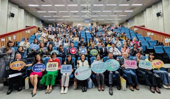 楊專委與與會專家學者、校長、主任、教師們大合照