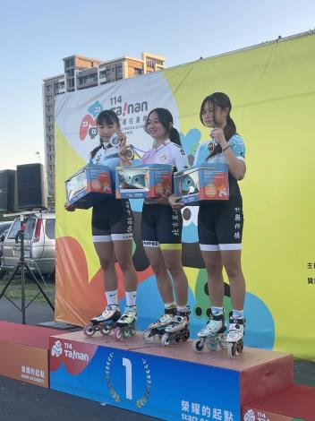 麗山高中黃苗嫚(中)於全中運高女組滑輪溜冰速度過樁對抗賽奪得金牌